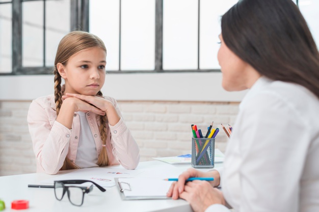 1606527153599367.jpg young-child-psychologist-talking-with-sad-little-girl-office_23-2148026278.jpg
